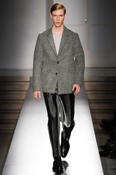 Look 32